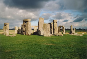 1024px-Stonehenge_back_wide