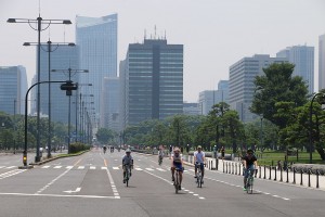 1024px-CAR_FREE_HIGHWAY_ON_SUNDAY_FILLED_WITH_BIKERS_IN_TOKYO